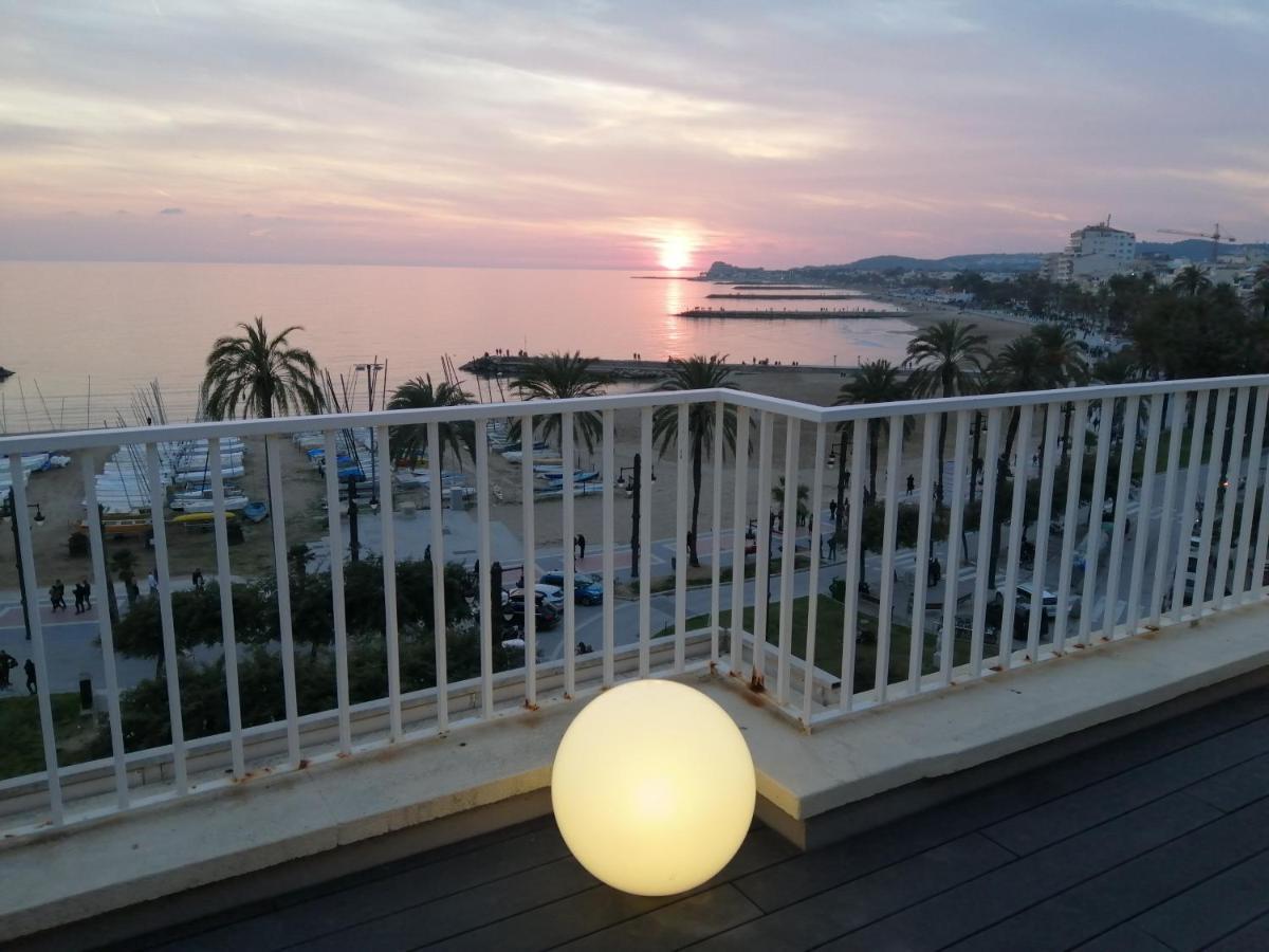 Atico Con Fantasticas Vistas Al Mar Y La Iglesia Daire Sitges Dış mekan fotoğraf